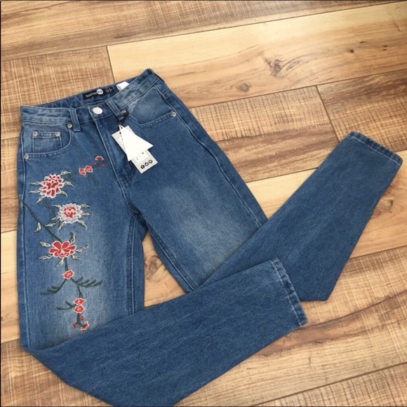 Boohoo | Emily Embroidered Mom Jeans P170 - Picture 2 of 9